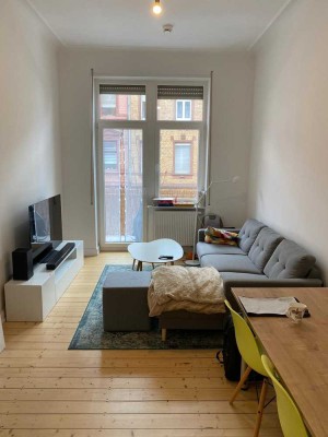 Komplett sanierte Altbauwohnung mit großer Wohnküche in renoviertem Altbau!