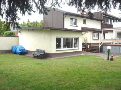 Sehr gepflegtes 1 - Familienhaus mit parkähnlichem Garten zur Mitbenutzung
