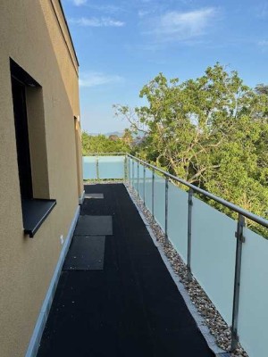 Erstbezug mit Balkon: Ansprechende 2,5-Zimmer-Penthouse-Wohnung mit geh. Innenausstattung