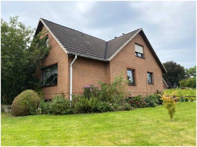 Großes Einfamilienhaus mit Carport, Terrasse und Loggia