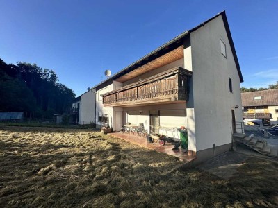 Zweifamilienhaus mit Perspektive: 198 m² Wfl., DG-Potenzial, 817 m² Grund