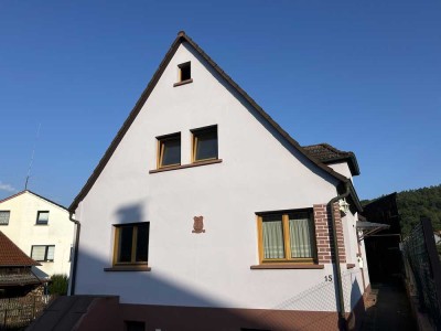 Freistehendes Einfamilienhaus mit Halle, Terrasse und Wiesenfläche in ruhiger Lage zu vermieten