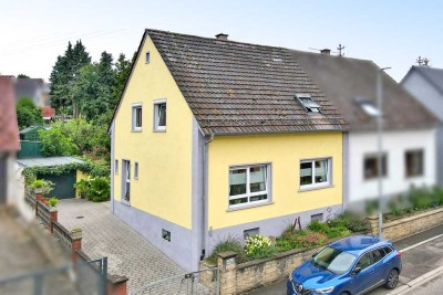 Kernsanierte Doppelhaushälfte der Extraklasse mit Terrasse, Garage und Traumgarten