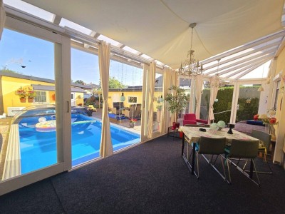 +EINFAMILIENHAUS MIT LUFTWÄRMEPUMPENHEIZUNG + WINTERGARTEN + BEHEIZTER POOL MIT ÜBERDACHUNG + PARTYRAUM + SAUNA + GARAGE + CARPORT + GRILL + NÄHE S-BAHN +