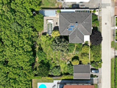 Großes Grundstück mit Einfamilienhaus *Luftwärmepumpe, Pool und Garagen*