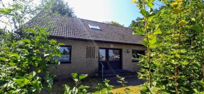 Wer küsst Dornröschen wach? Großes Einfamilienhaus mit verwunschenem Garten wartet auf neue Ideen