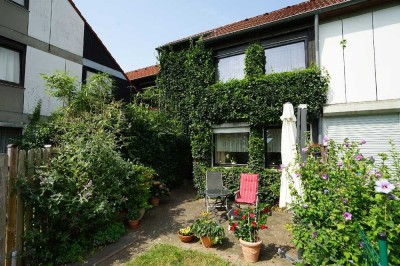 Gepflegtes Reihenhaus (nach WEG) mit Tiefgaragen-Stellplatz in Leverkusen-Fettehenne!