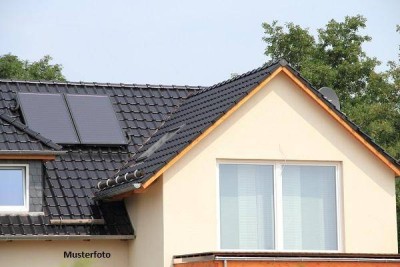 Einfamilienhaus mit Carport und Garage