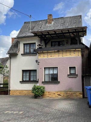 Wohnhaus mit kleinem Garten in ruhiger Lage