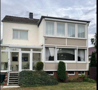 Freistehendes Zweifamilienhaus auf großem Eckgrundstück in Hannover Nord
