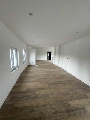 GROẞZÜGIGE WOHNUNG MIT TERRASSE