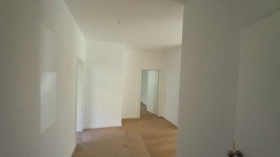 S-Untertürkheim, bevorzugte Lage, Neuausbau 5,5-Zimmer-Erdgeschoß-Wohnung mit Terrasse