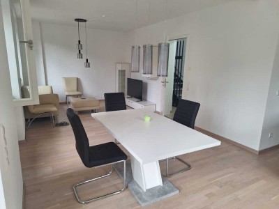 Helle 2,5 Zimmer Maisonettewohnung mit Terrasse, gehobene Ausstattung, Marken Einbauküche,Stellplatz