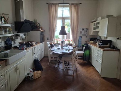 Biete stilvolle Altbauwohnung in Vegesack an .
