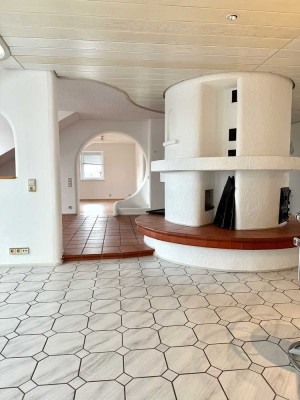 Viel Platz unter’m Dach: 3-Zi.-Wohnung mit Kamin & Balkon in ruhigem 3-Parteienhaus