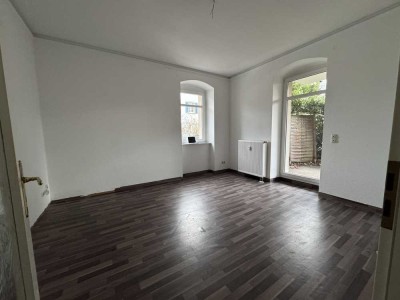 2 Raum Wohnung mit grüner Terrasse im Erdgeschoss