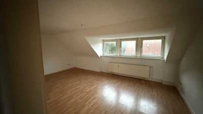 Schöne 2-Zimmer-Wohnung im DG in schöner Lage zum Selbstrenovieren zu vermieten!