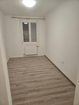Zimmer Nr. 3 in einer Mädchen - WG ist ab Juli verfügbar !!! Studentenzimmer oder Arbeiterquartier!