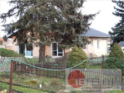 Einfamilienhaus zum Fertigstellen mit großem Garten und zwei Nebengelassen
