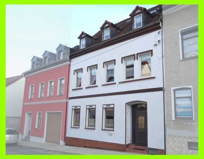 VB ! Reihenmittelhaus (saniert -außer Dach) mit ca. 150 m² Wohnfläche + eigene Zufahrt und 3 Garagen