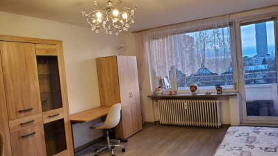 Top Lage am OEZ, neu möbliertes WG-Zimmer mit EBK in München Moosach