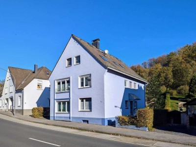 Gepflegtes Mehrfamilienhaus mit großem Garten und Doppelgarage in ruhiger Lage von Wülfrath