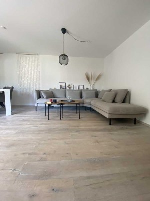 Untervermietung möblierte 3,5 Zi-Wohnung mit Balkon, EBK und TG-Stellplatz