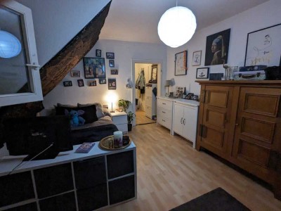 Geschmackvolle Dachgeschosswohnung mit zwei Räumen und EBK in Karlsruhe