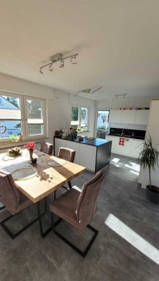 Hochwertige, lichtdurchflutete 3,5-Zimmer Wohnung mit EBK, Klimaanlage & Garage