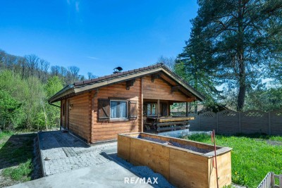 „Wohnen im Einklang mit der Natur – Stilvolles Holzhaus in traumhafter Ruhelage auf unverbaubarem Grundstück“