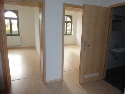 2. OG -  Laminat - Bad mit Wanne -große Küche mit Balkon