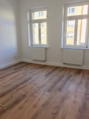 Frisch renovierte, kleine 3- Zimmerwohnung mit großem Balkon