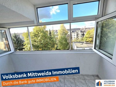 Stadtleben mit Weitblick: Moderne Dachgeschosswohnung mit Balkon und Einbauküche!