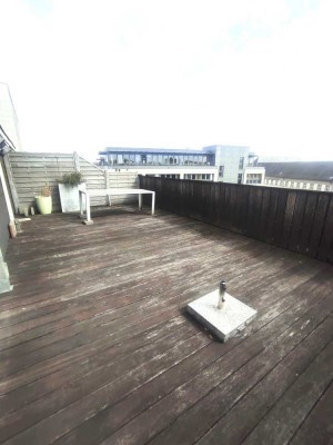 charmante 2,5-Zimmer-Wohnung inkl. Einbauküche mit 36 qm Dachterrasse !!!