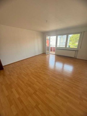 Geräumige 2 -Zimmerwohnung mit ca. 61 qm, Einbauküche und Stellplatz ab sofort zu vermieten!!