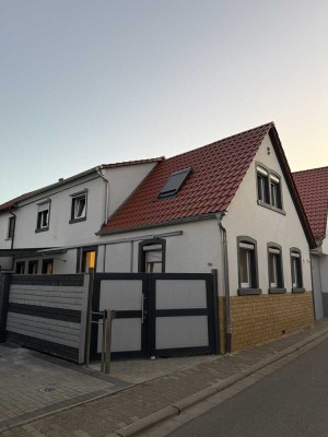 Erstbezug nach Sanierung: Freundliches 4-Zimmer-Einfamilienhaus mit geh. Innenausstattung