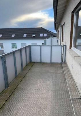 *Erzhausen - Vollständig renovierte 4 Zimmerwohnung in ruhiger Lage*