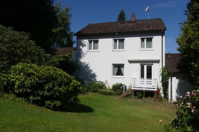 ***Gepflegtes Wohnhaus mit einem großen und schön eingewachsenem Grundstück direkt in Erbach***