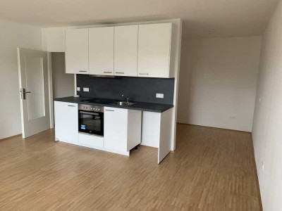 Erster Einzug nach Renovierung in der Nähe von MHH, TUI und Versicherungsmeile.