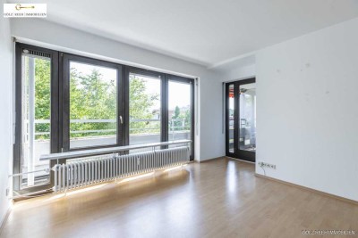 Helle 2,5 - Zimmer Wohnung mit schönem Ausblick, Einbauküche und TG-Stellplatz