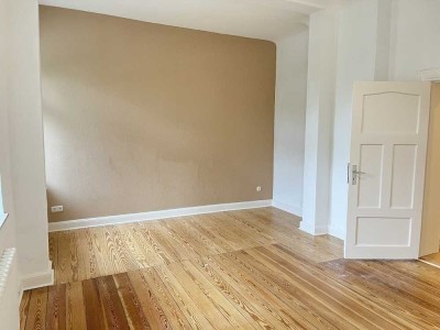 Altbauwohnung im Erdgeschoss mit Balkon und Einbauküche