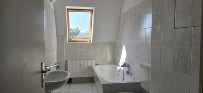 Gemütliche 1-Zimmer-Wohnung im Dachgeschoss mit Stellplatz in zentraler Lage