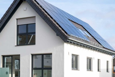 Lammersdorf | Neubau EnEv 40+ | Maisonette-Wohnung mit großem Balkon & Garage in 2FH