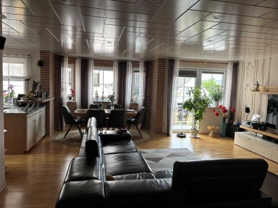 Architektenhaus mit zwei Einliegerwohnungen, Garten und Garage