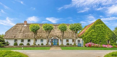 Historisches Reetdachhaus mit Obstgarten