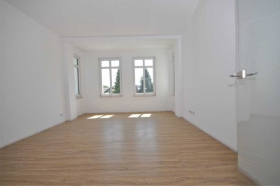 Lichtdurchflutete, modernisierte 2-Zimmer Wohnung mit Terrasse