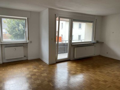 Schöne zwei Zimmer Wohnung mit Balkon und kleinem Garten