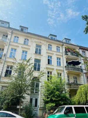 Jugendstil-Altbauwohnung in Potsdam-West! Bezugsfrei! Aufzug, Keller, gr. West-Balkon, Wannenbad