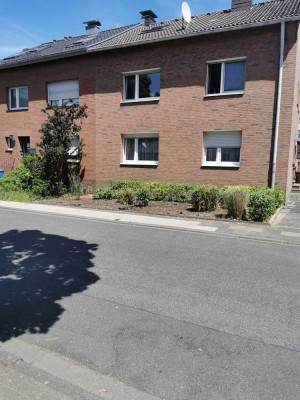 Helle Wohnung mit Wannenfensterbad im 1. OG