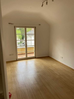 Charmante Altbau-Dachgeschosswohnung mit zwei Balkonen in Neuenheim – ab 01.06. frei